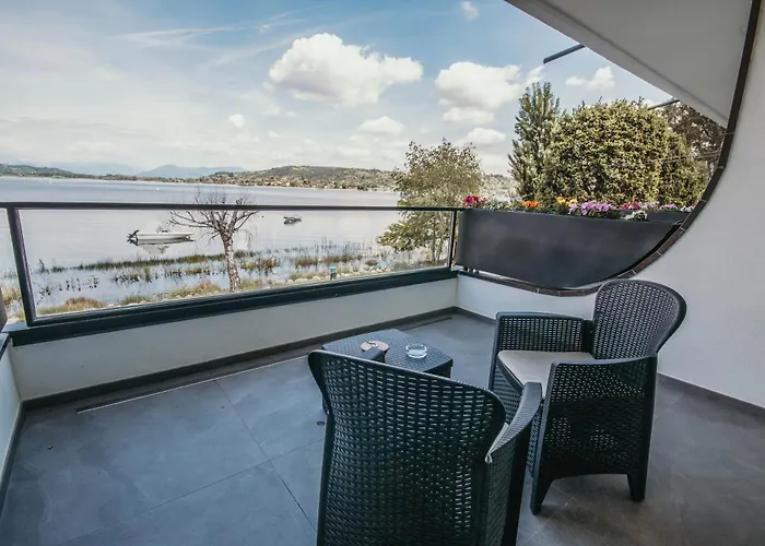 Bella Vista Con Piscina - Lakeside Leisure & Business Appartement *